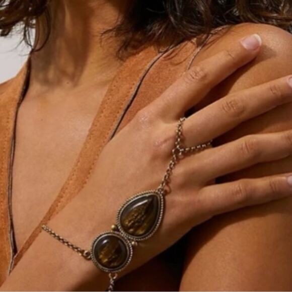 Free People Adele Hand Chain in Gold Onyx NWT Bohemian Bracelet Ring OS - Picture 9 of 10